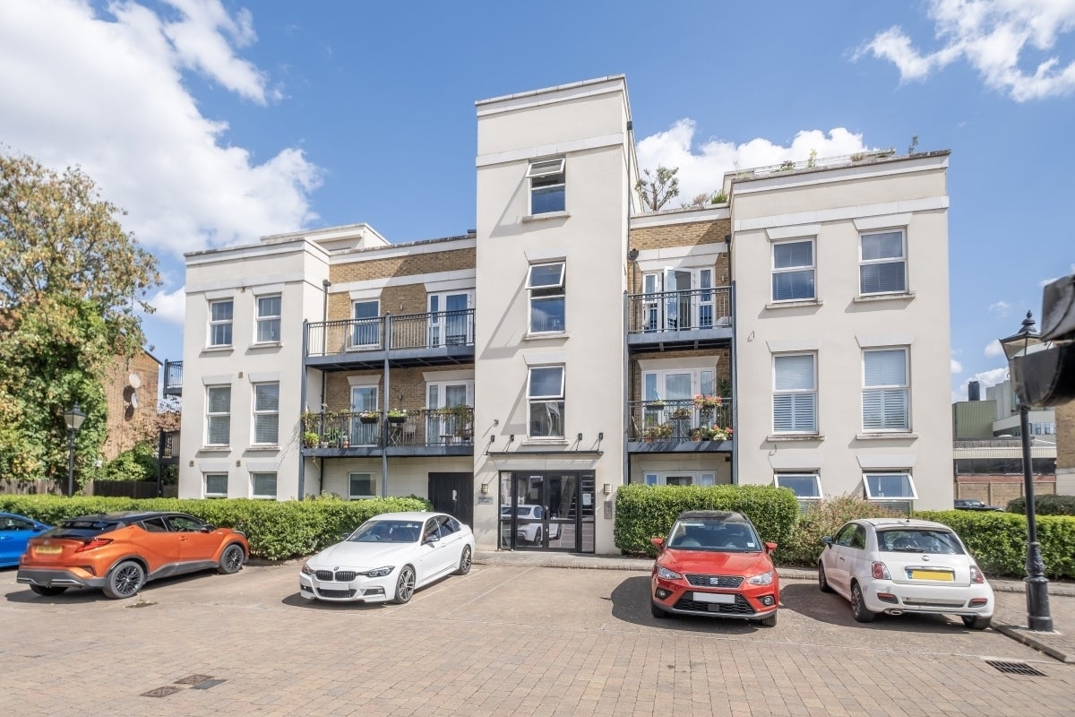 Flat Wadham Mews in Greater London