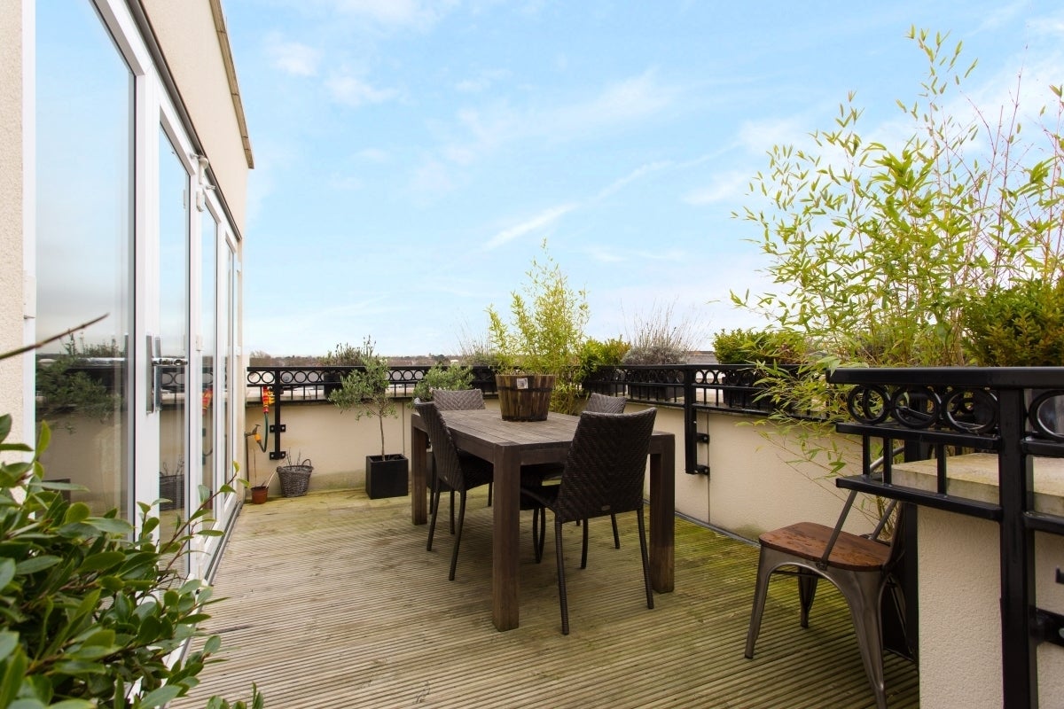 Flat Wadham Mews in Greater London