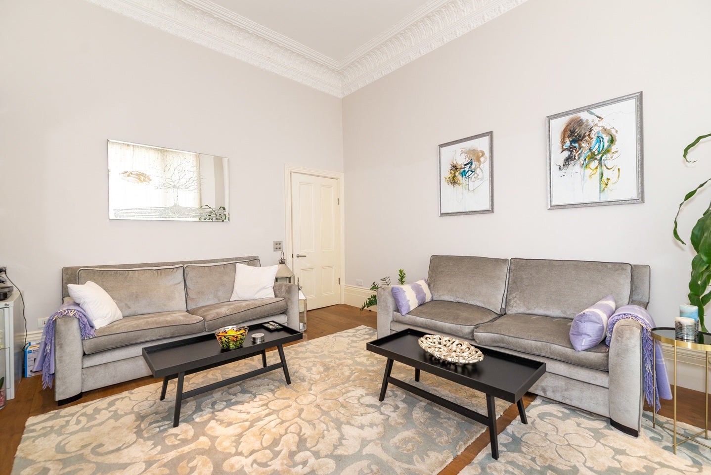 Flat Holland Park Gardens in Greater London