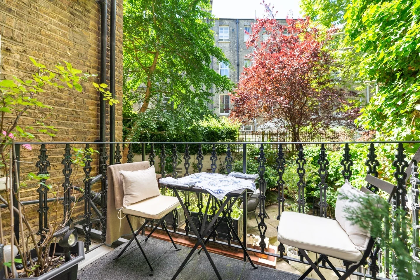 Flat Holland Park Gardens in Greater London