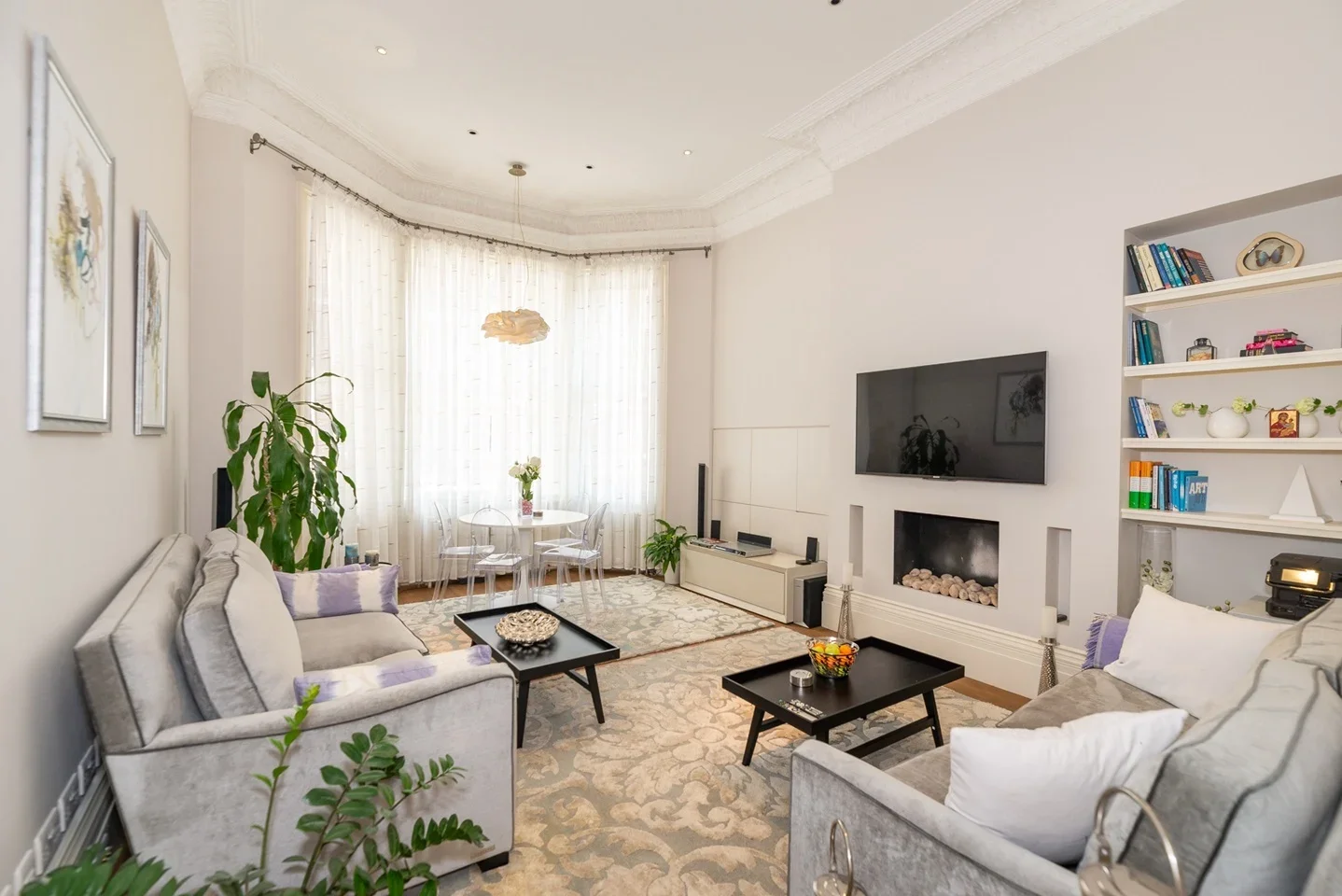 Flat Holland Park Gardens in Greater London