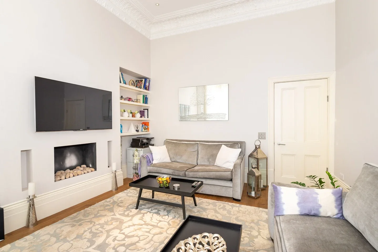 Flat Holland Park Gardens in Greater London