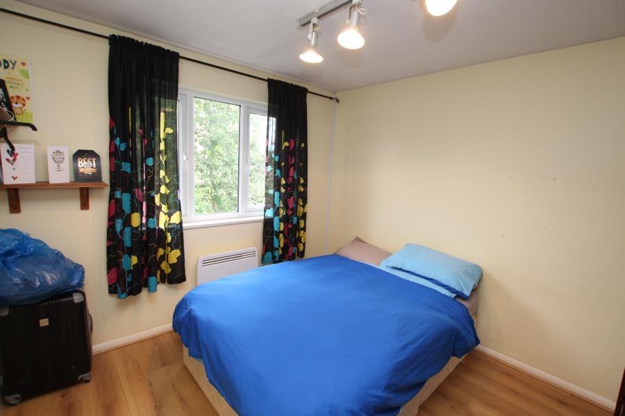 Flat Bardon Walk in Woking