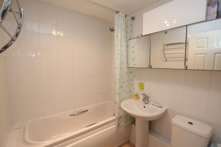 Flat Bardon Walk in Woking