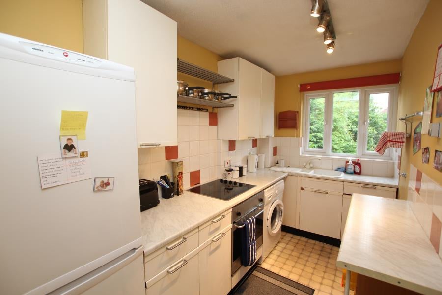 Flat Bardon Walk in Woking