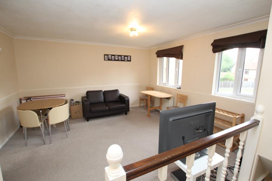 Flat Bardon Walk in Woking