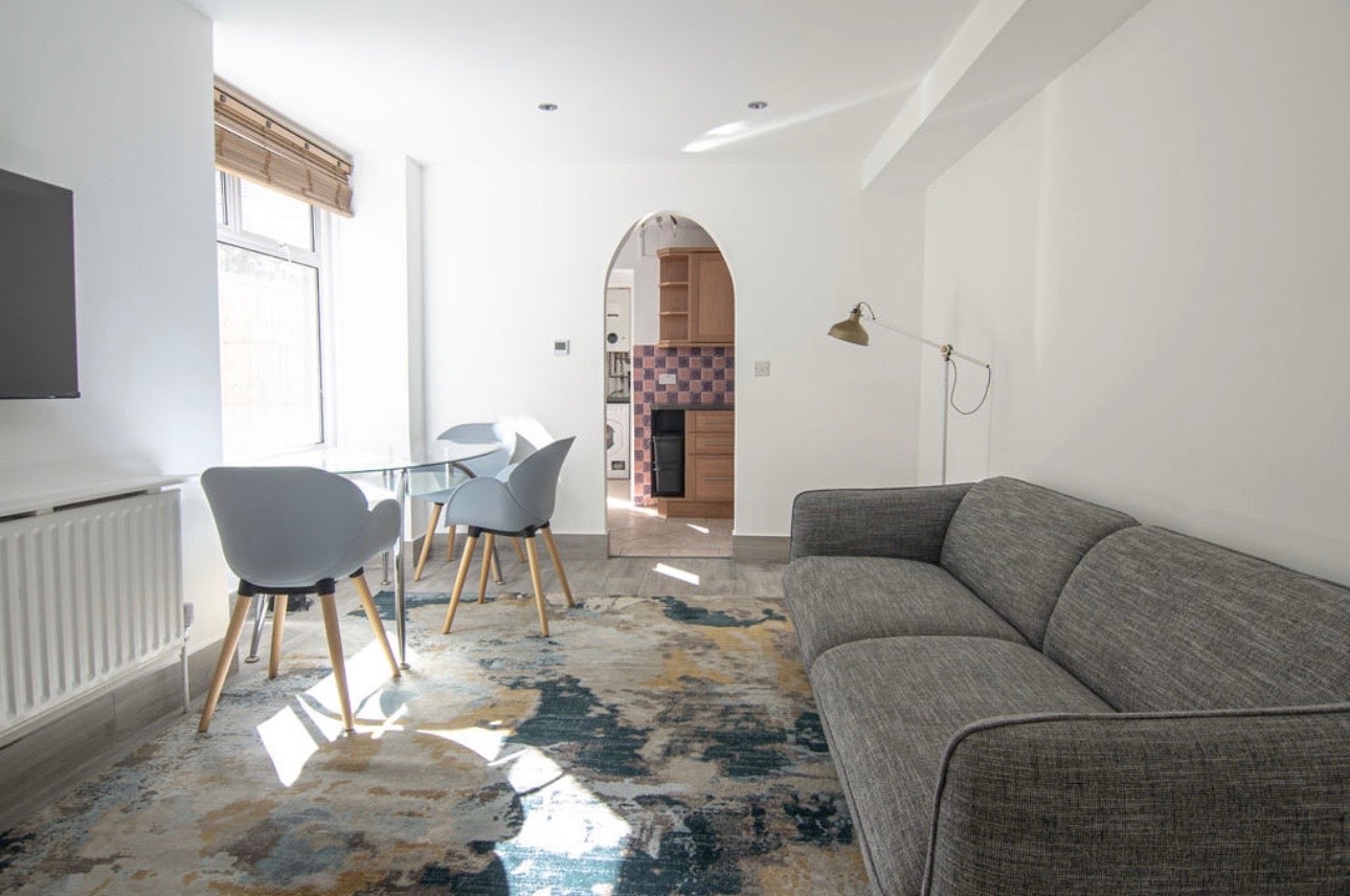 Flat Glengall Road in Greater London