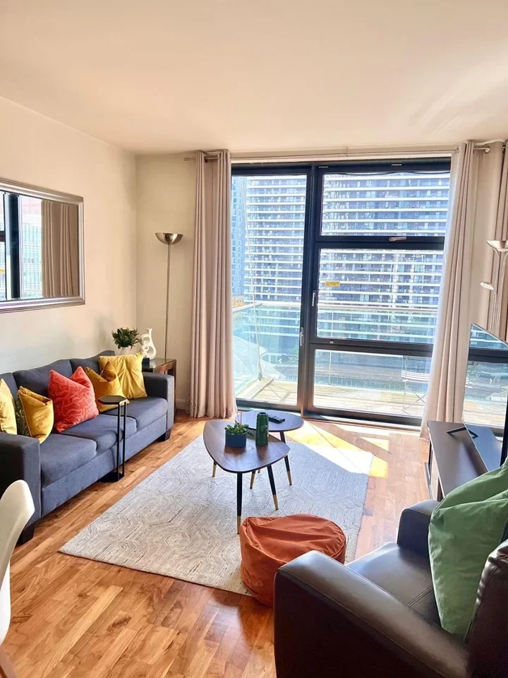 Flat South Quay Square in Greater London