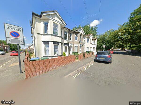 Flat Manor Road South in Southampton