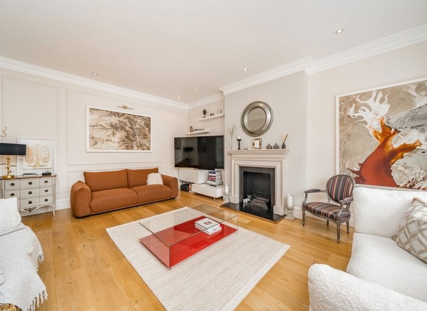Flat Canfield Gardens in Greater London