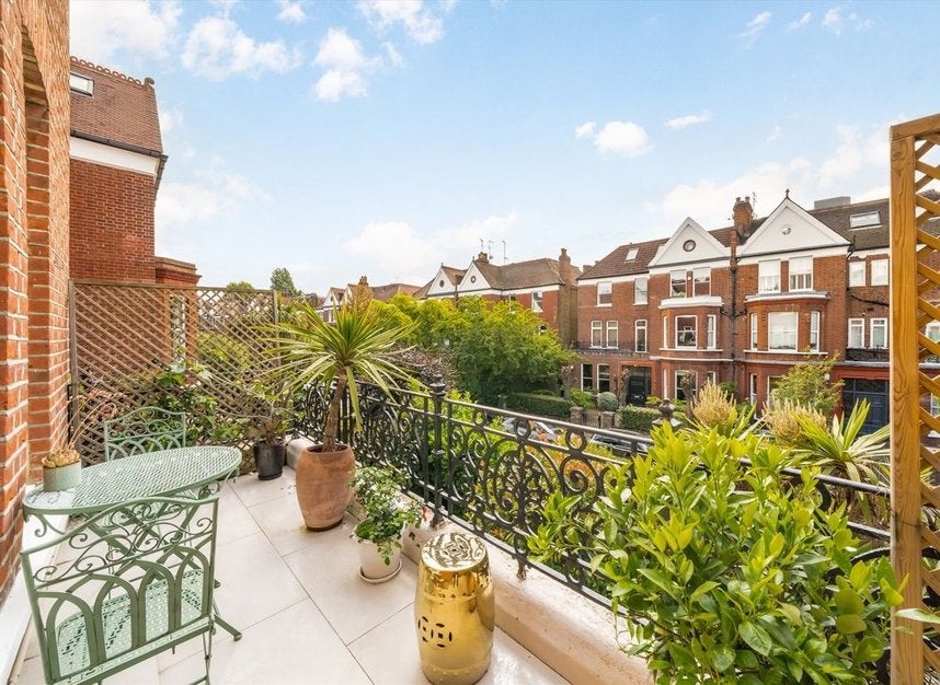 Flat Canfield Gardens in Greater London