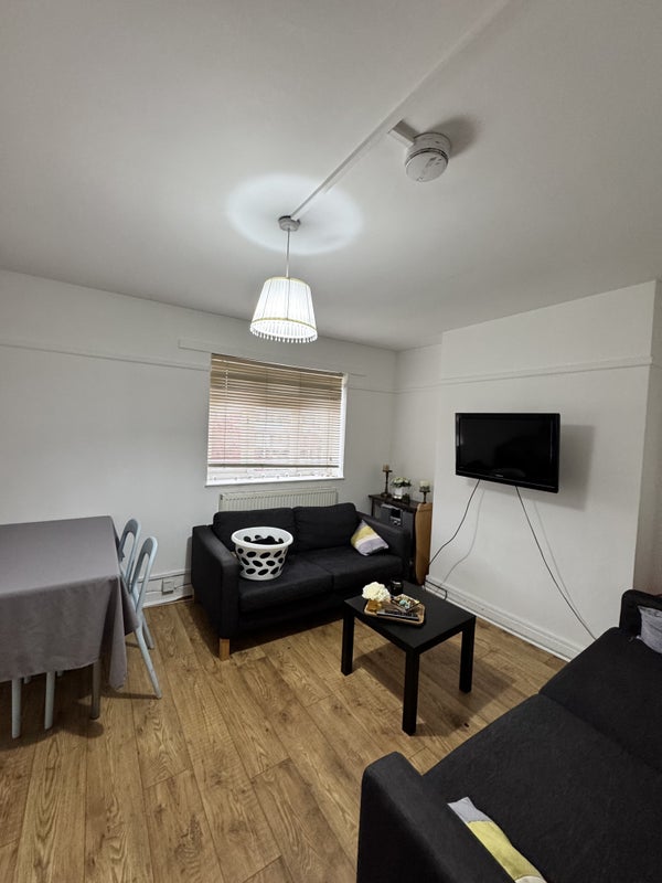 Room Sir Alexander Close in Greater London