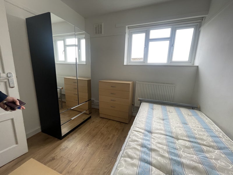 Room Sir Alexander Close in Greater London