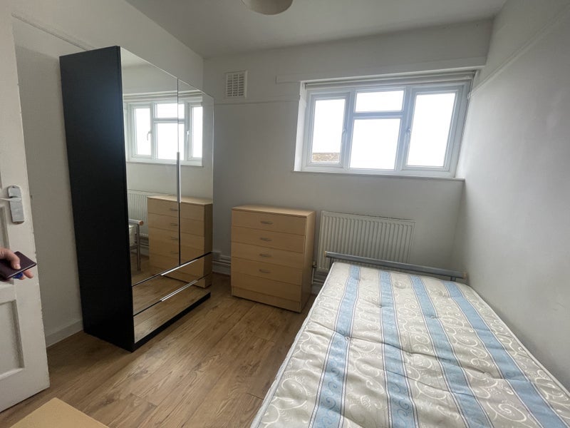 Room Sir Alexander Close in Greater London