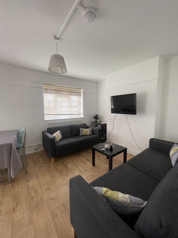 Room Sir Alexander Close in Greater London