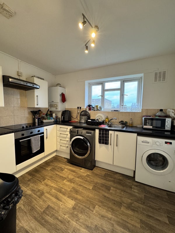Room Sir Alexander Close in Greater London