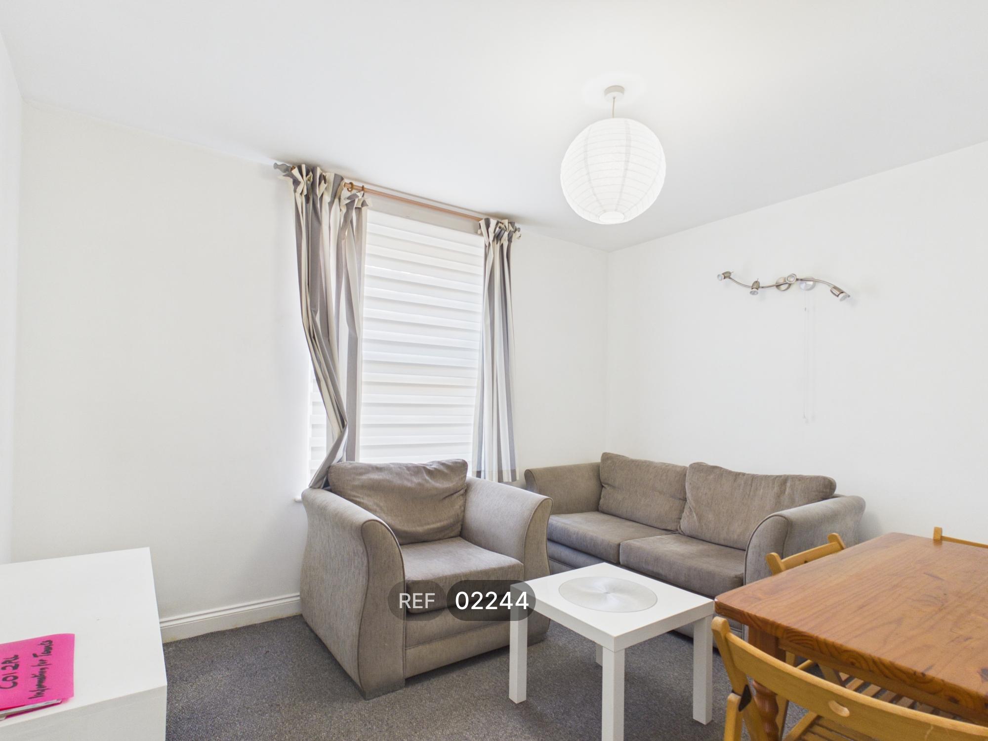 Flat Neptune Court in Colchester