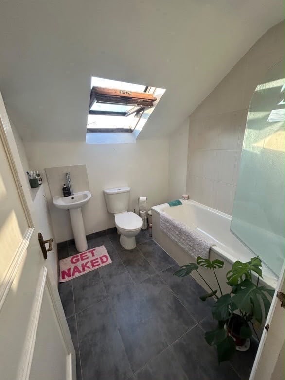 Room Kendoa Road in Greater London