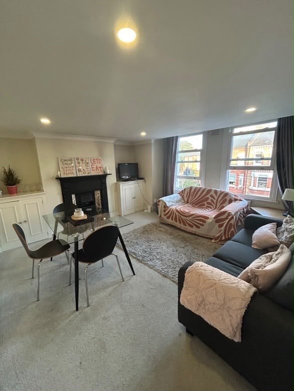 Room Kendoa Road in Greater London