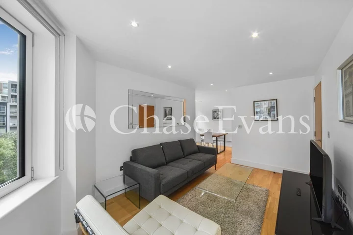 Flat Lanterns Way in Greater London