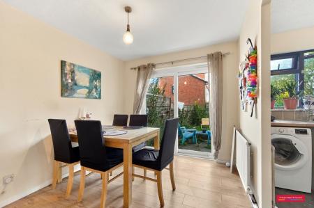 Flat Mizzen Street in Greater London
