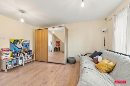 Flat Mizzen Street in Greater London
