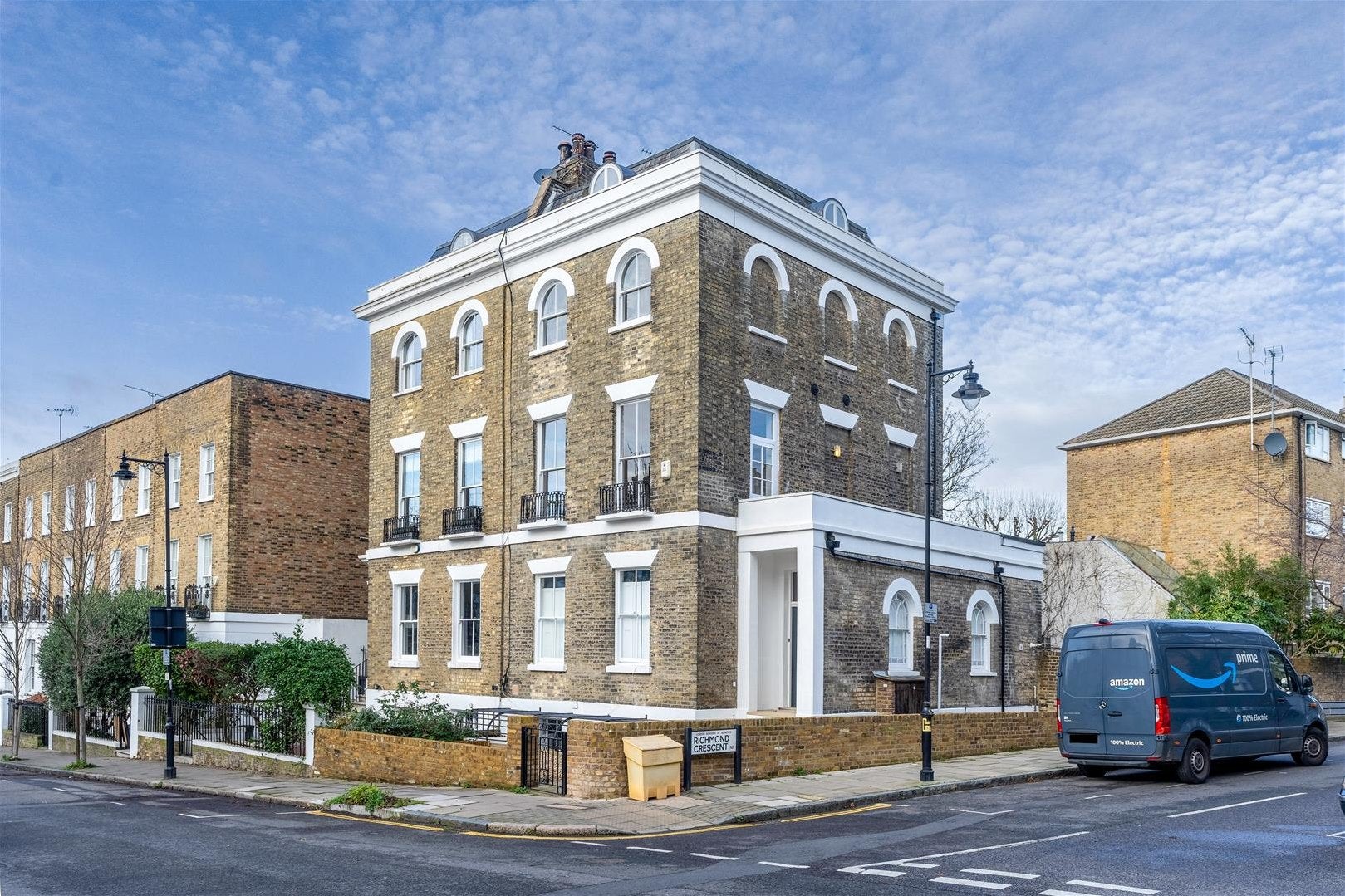 Flat Richmond Avenue in Greater London