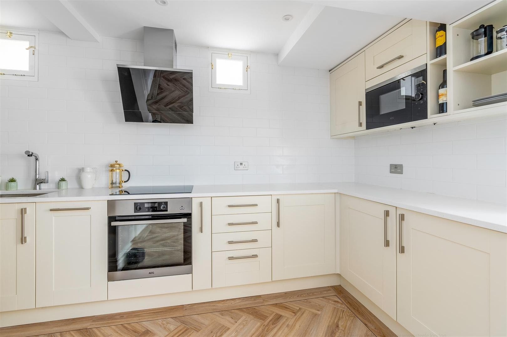 Flat Richmond Avenue in Greater London