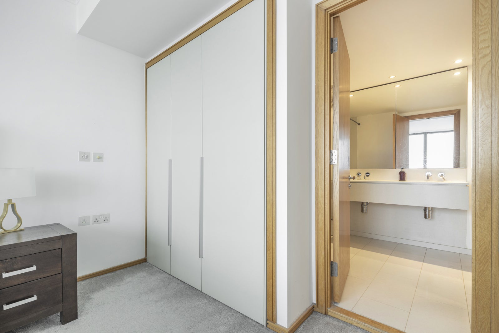 Flat Hertsmere Road in Greater London