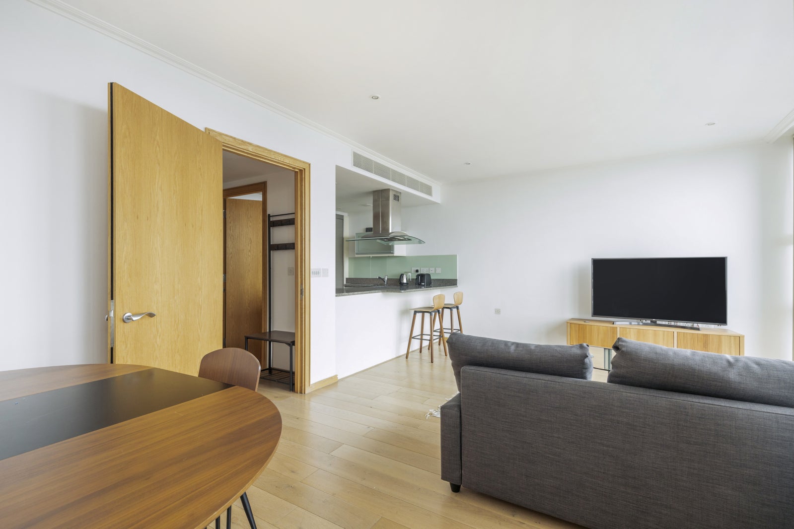 Flat Hertsmere Road in Greater London