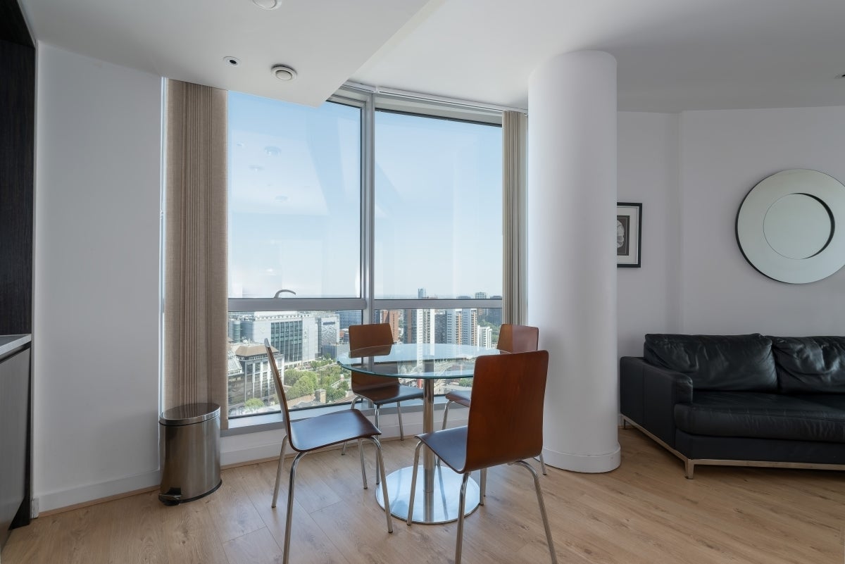Flat Biscayne Avenue in Greater London
