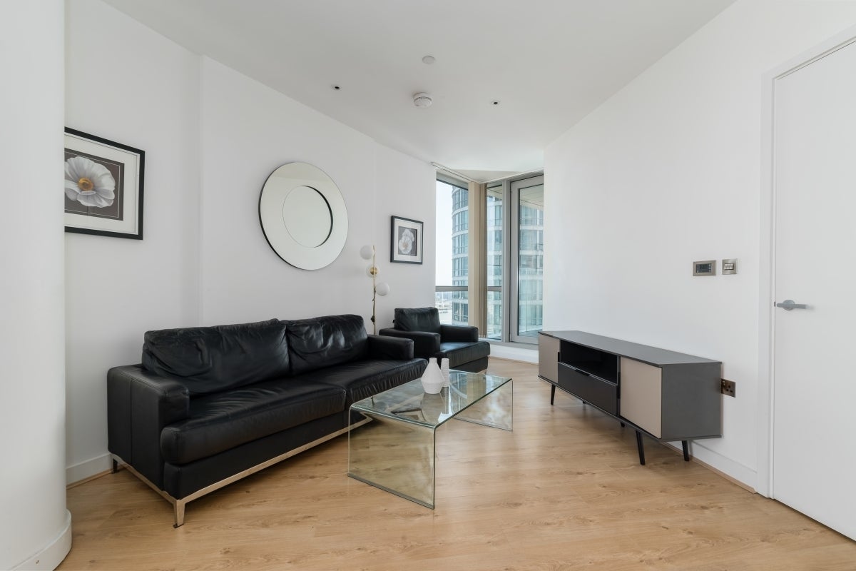 Flat Biscayne Avenue in Greater London