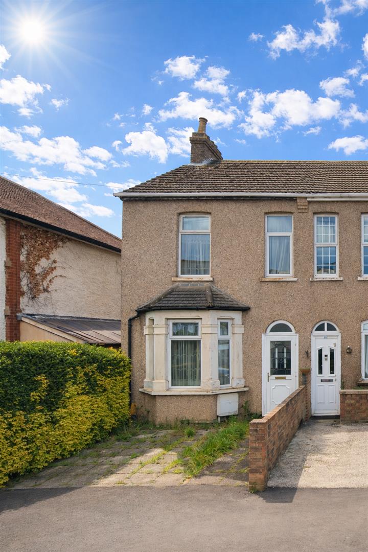 Flat Otterfield Road in Greater London
