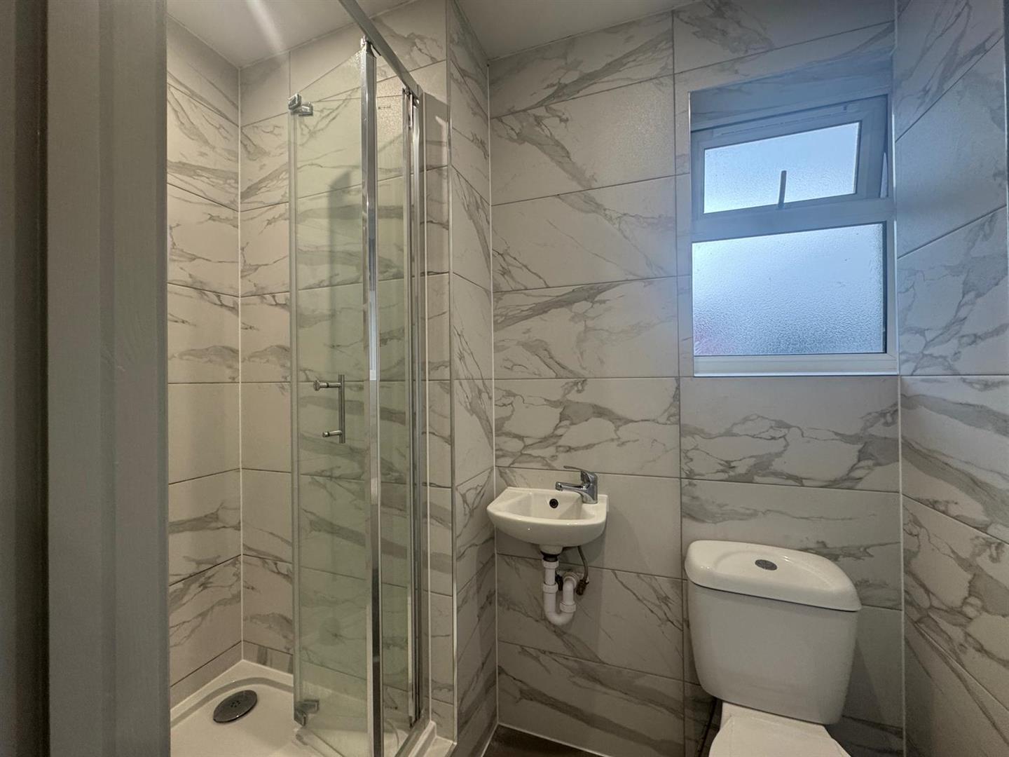 Flat Otterfield Road in Greater London