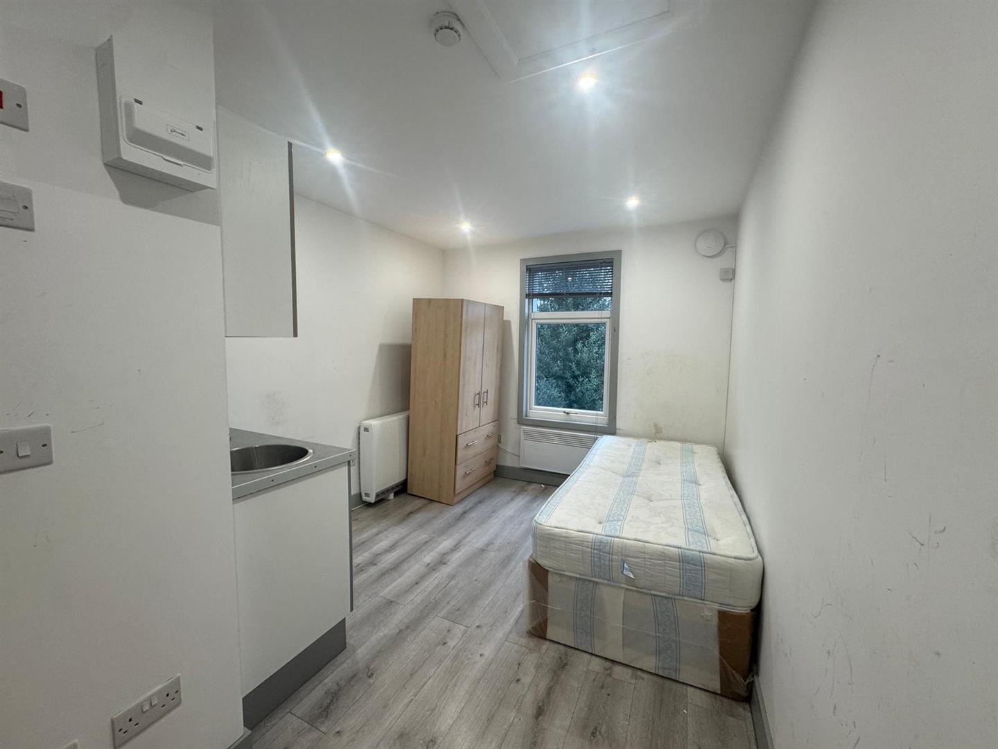 Flat Otterfield Road in Greater London