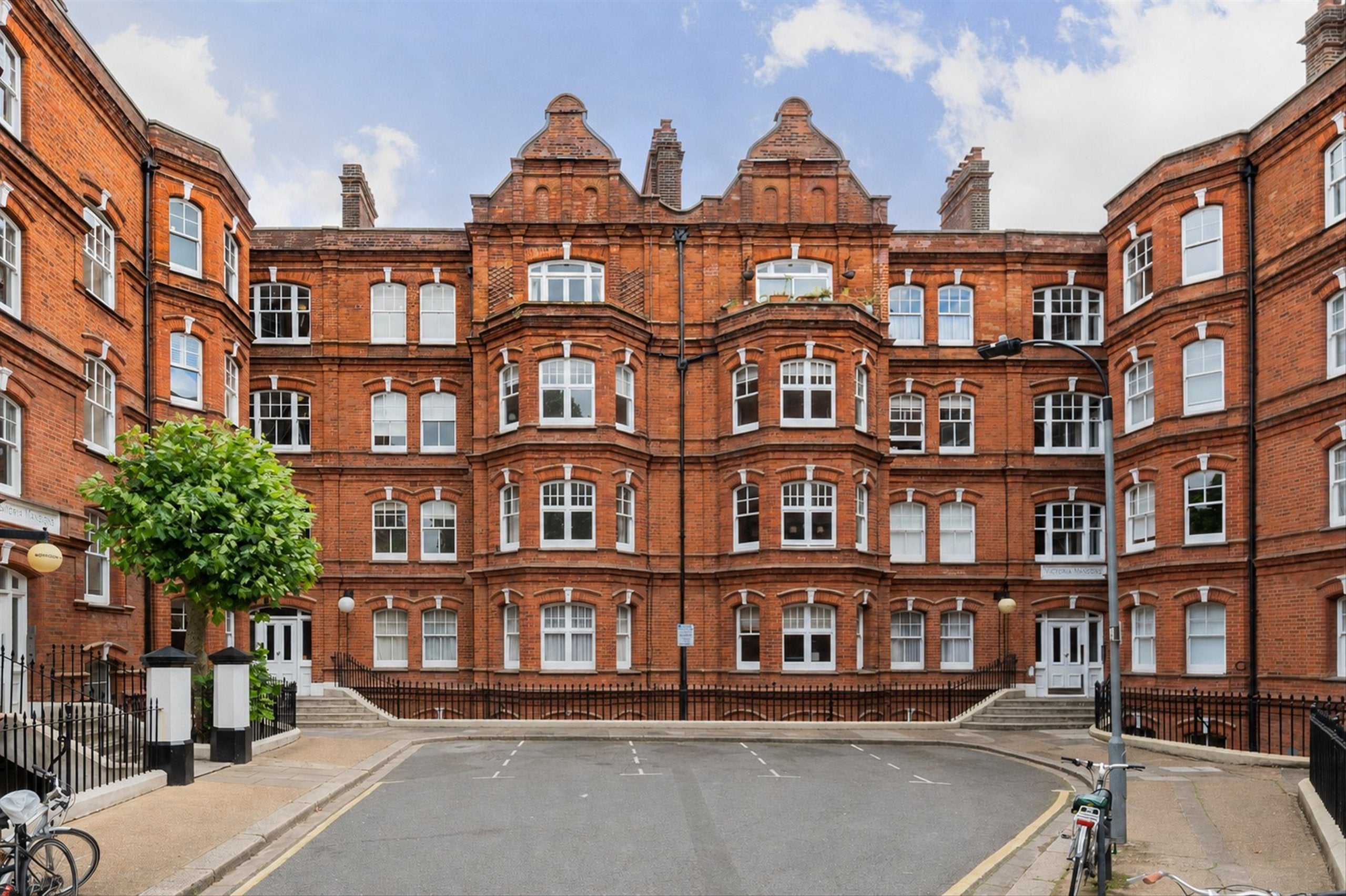 Flat Queen's Club Gardens in Greater London