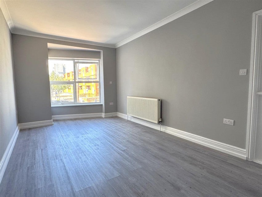 Flat Mineral Street in Greater London
