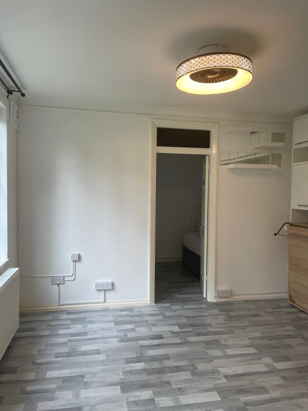 Flat Kings Drive in Greater London