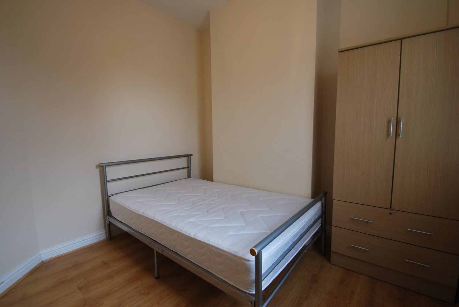 Flat Clifton Street in Cardiff
