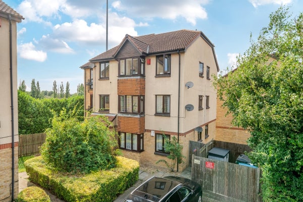 Flat Oakapple Court in London