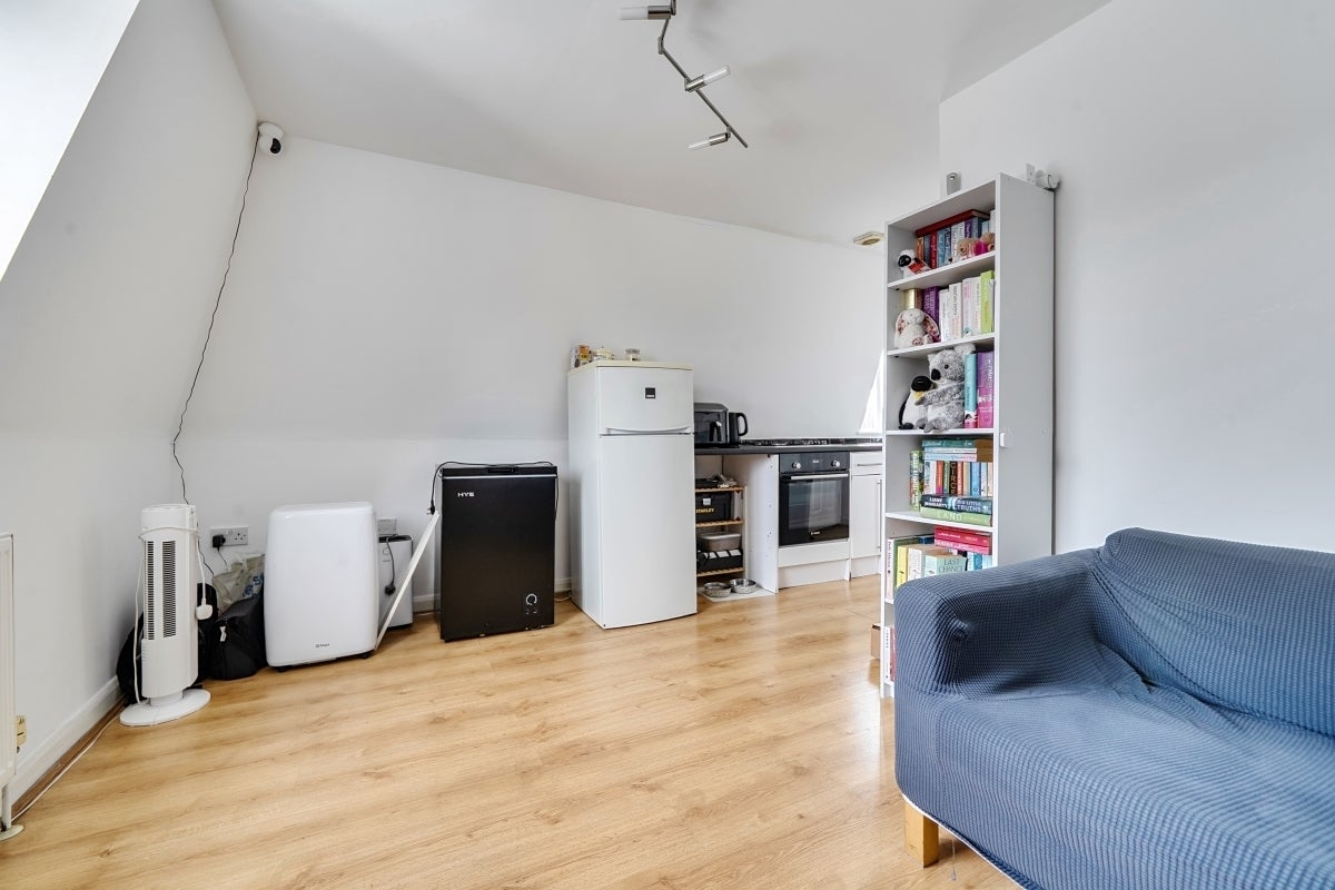 Flat Frith Court in Greater London