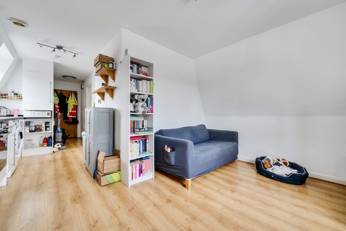 Flat Frith Court in Greater London