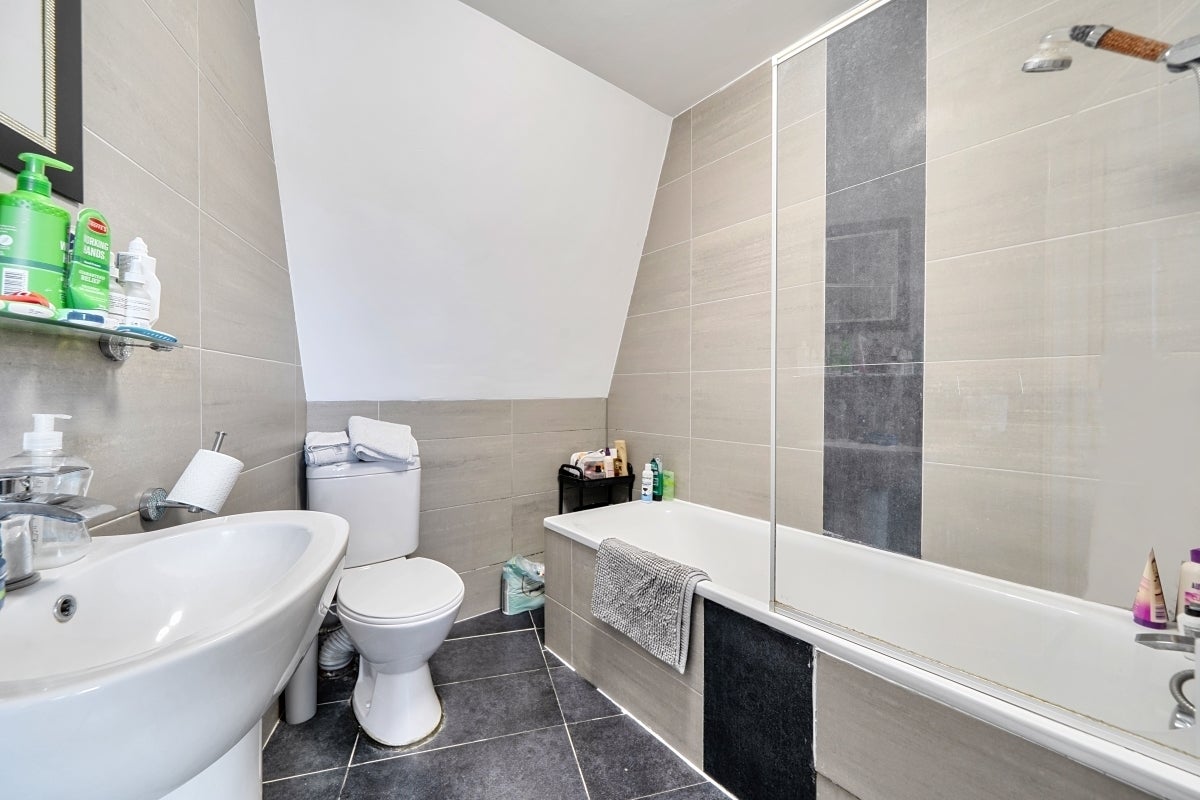 Flat Frith Court in Greater London
