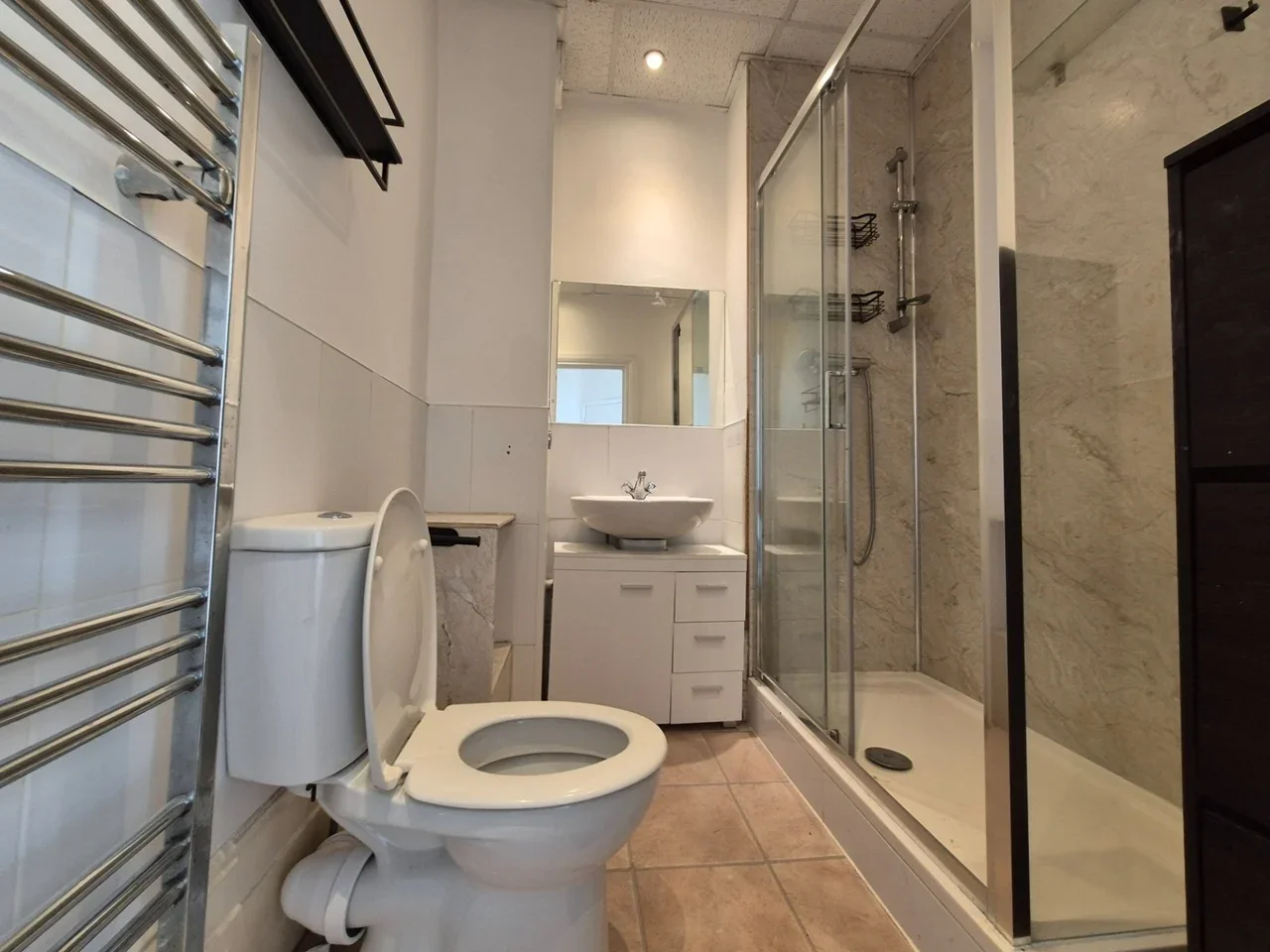Flat Ferme Park Road in Greater London