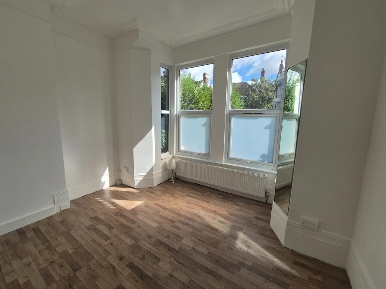 Flat Ferme Park Road in Greater London