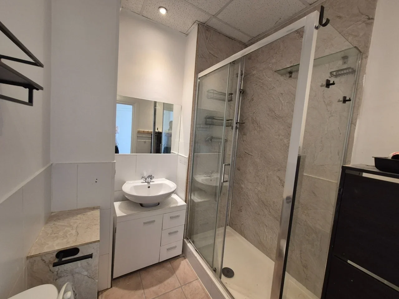 Flat Ferme Park Road in Greater London