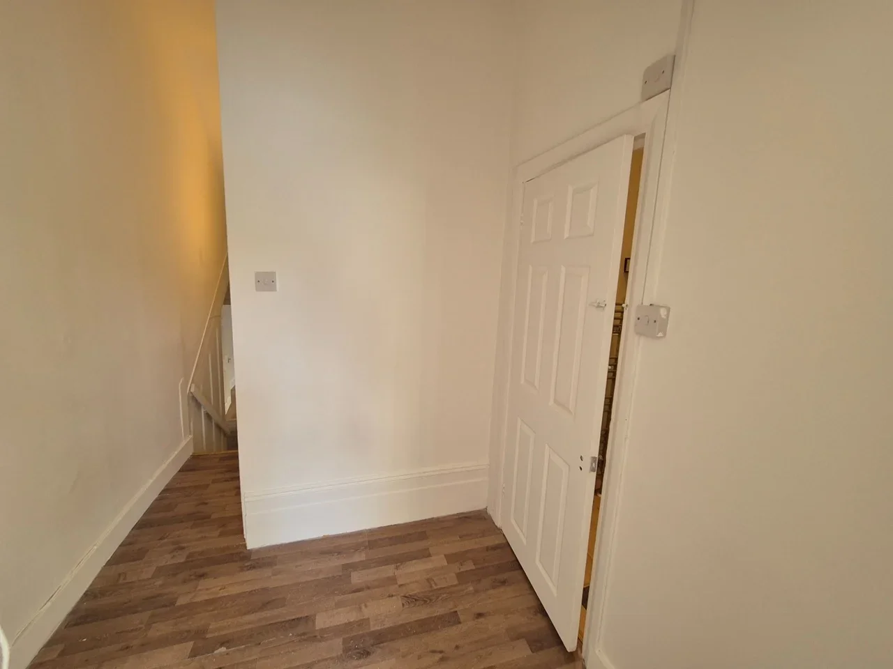 Flat Ferme Park Road in Greater London