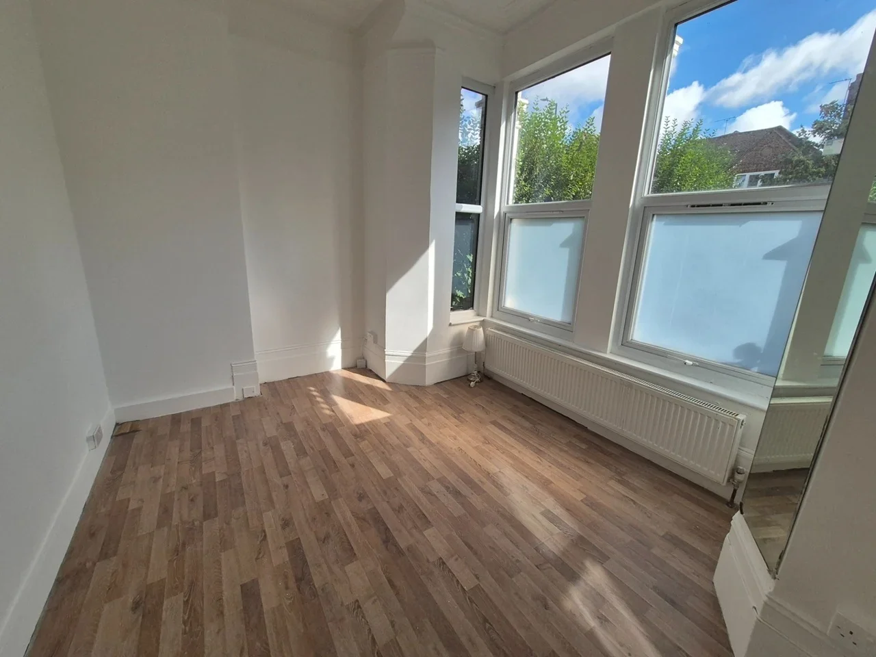 Flat Ferme Park Road in Greater London