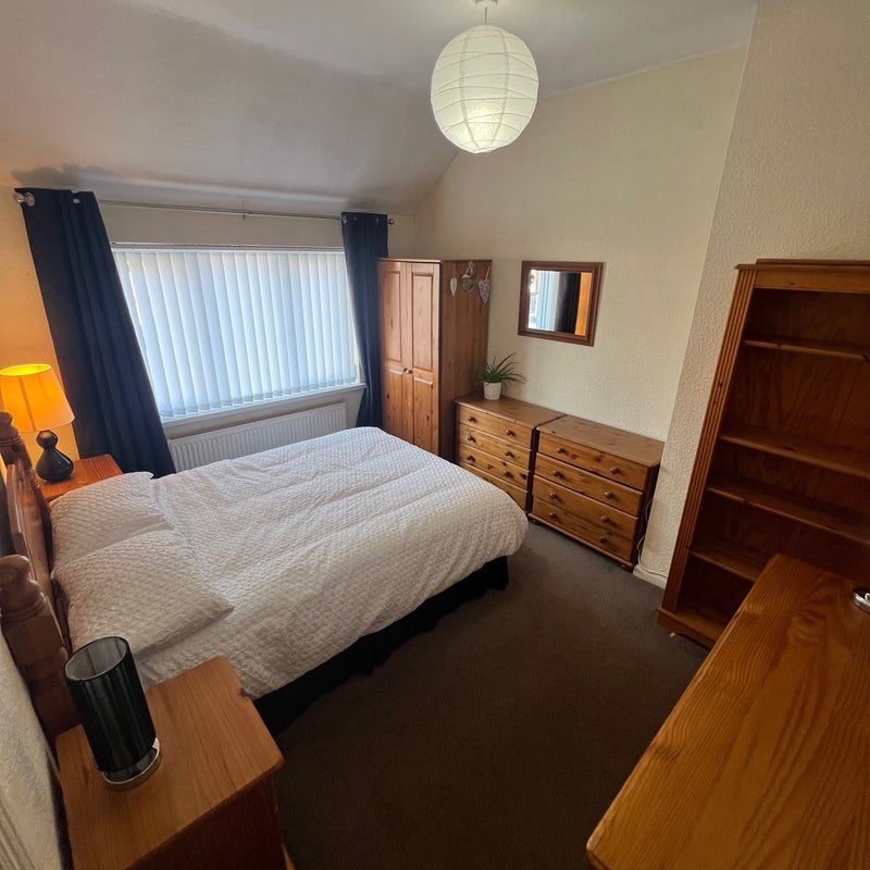 Room Lawn Avenue in Stourbridge