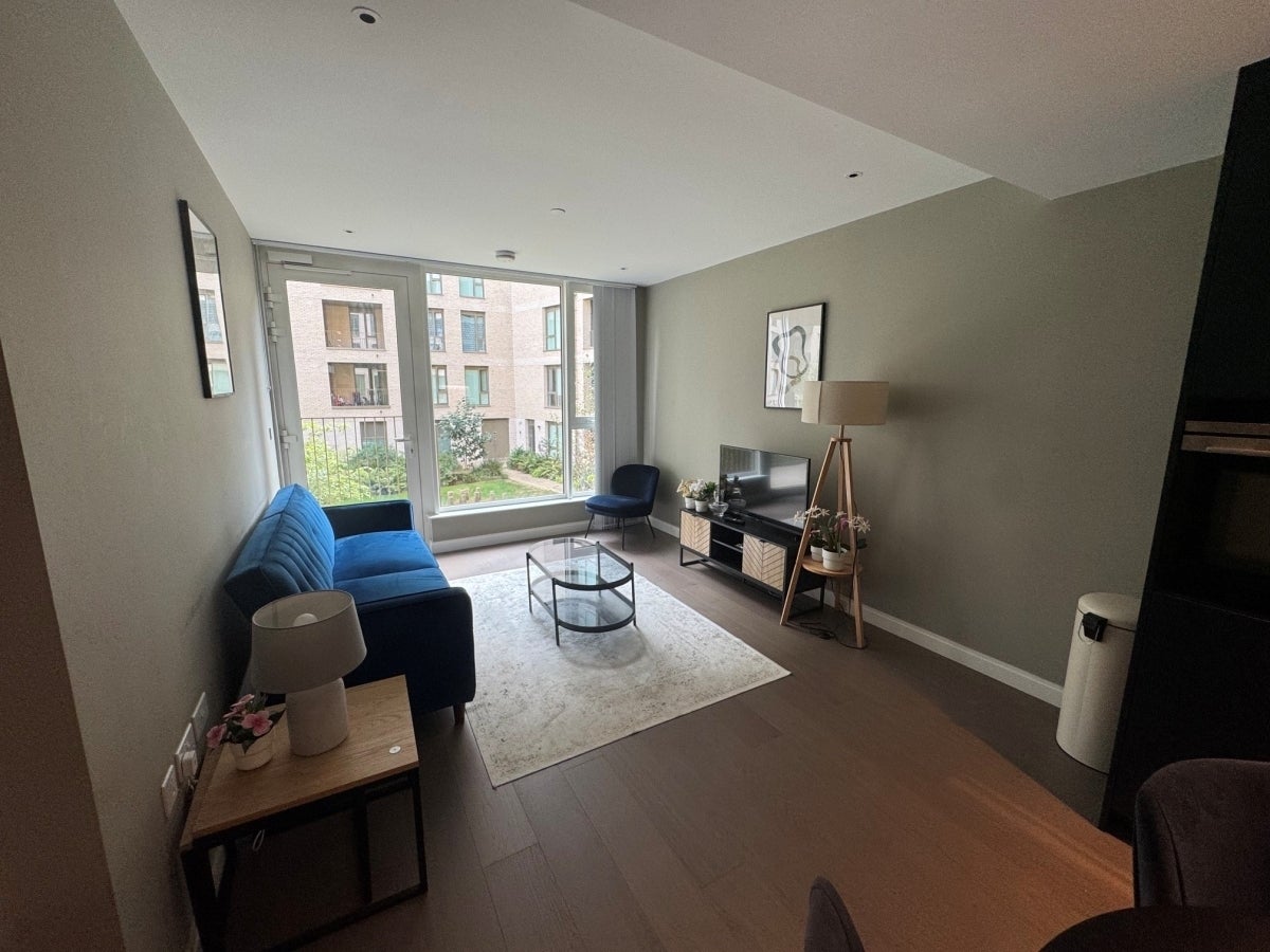 Flat Kennington Lane in Greater London